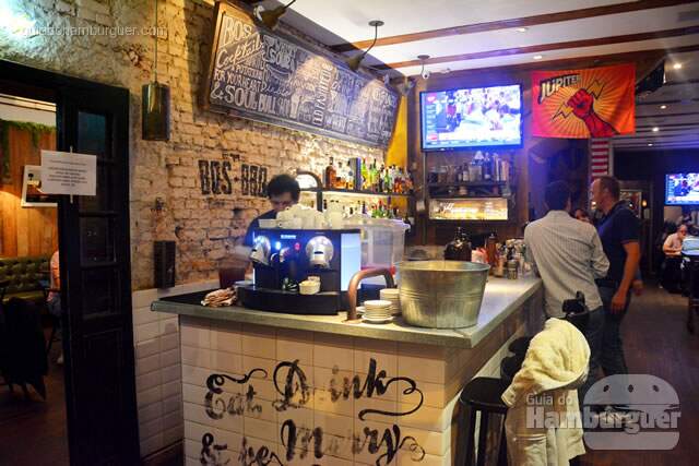 Bar logo na entrada - BOS BBQ