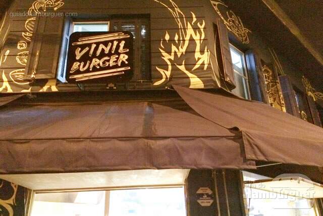 Detalhe do logo na fachada - Vinil Burger