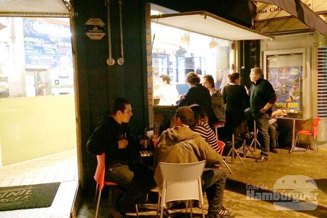 Balcão visto pelo lado de fora e alguns lugares ao ar livre - Vinil Burger
