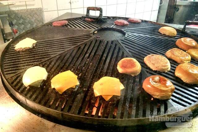 Churrasqueira com os pães e os hambúrgueres sendo grelhados - Vinil Burger