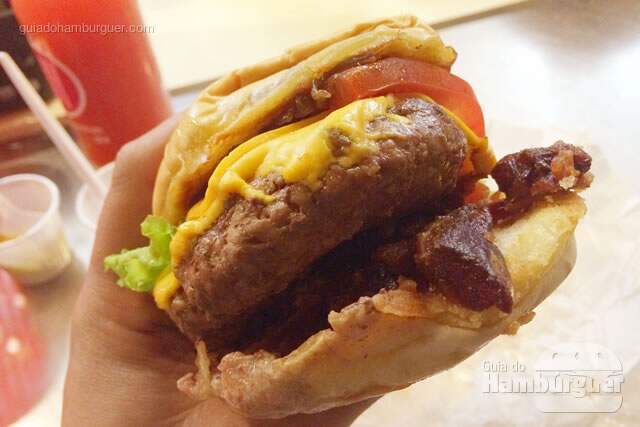 Pedaços grandes de bacon logo abaixo do hambúrguer - Vinil Burger