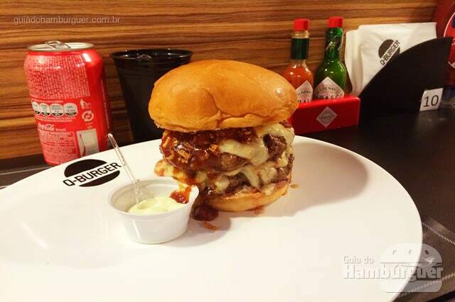 Q-Burger Big Barbe Jack: dois hambúrgueres grelhados, crispy de cebola e alho, queijo emmental e o molho barbecue com Jack Daniels. Acompanha maionese de wassabi – R$ 32,90