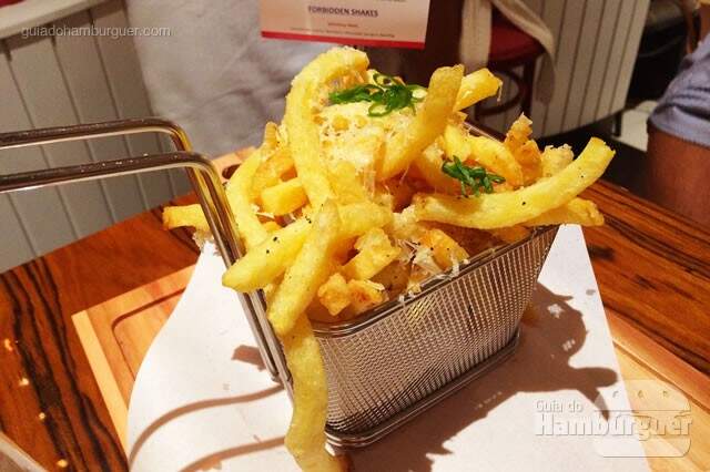 Truffle Fries:  As Fifties Fries com um toque de azeite trufado, queijo grana panados e cebolinha por R$ 27,00