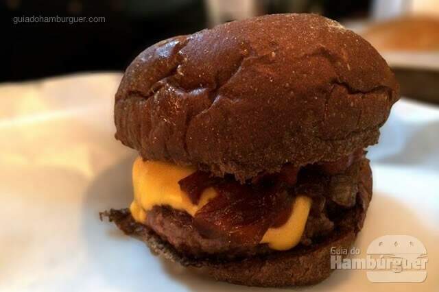 The Original: hambúrguer de 160g, cheddar, cebola caramelizada, bacon e maionese  - Holy Burger