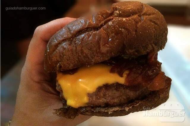 The Original: hambúrguer de 160g, cheddar, cebola caramelizada, bacon e  - Holy Burger