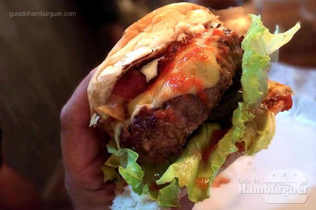 Holy Burger: hambúrguer de 160g, queijo, molho de tomate, alface, tomate, picles e maionese - Holy Burger