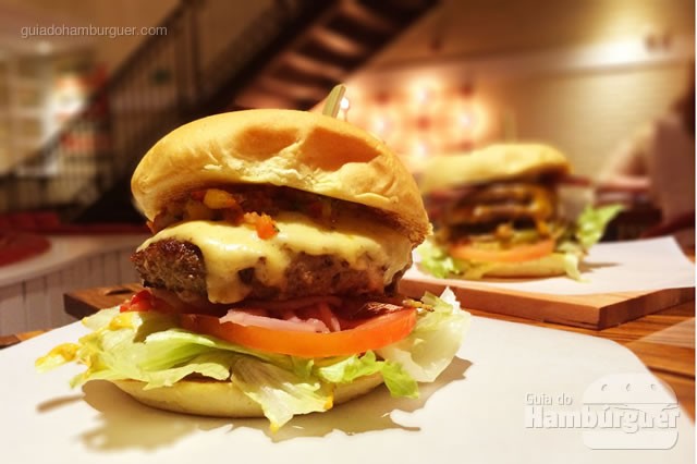 Spicy Mango Burger: Fifties burger 200g, pão de hambúrguer brioche, queijo prato, ranch dressing, alface americana, tomate, relish de cebola e spicy mango pico por R$ 32,00