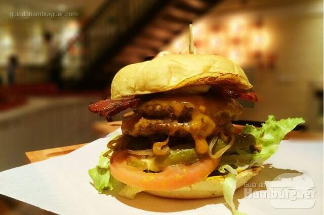 American Double Bacon Cheeseburger: Dois Fifties Burger de 120g, pão de hambúrguer brioche, cheddar inglês, maionese, mostarda, alface americana, tomate, picles, toastes ânion e peppered bacon por R$ 34,00