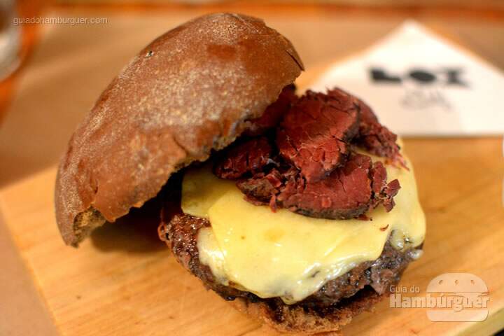 Pastrami Burger, hambúrguer de 170g, queijo suíço, pastrami no pão preto - Lox Deli