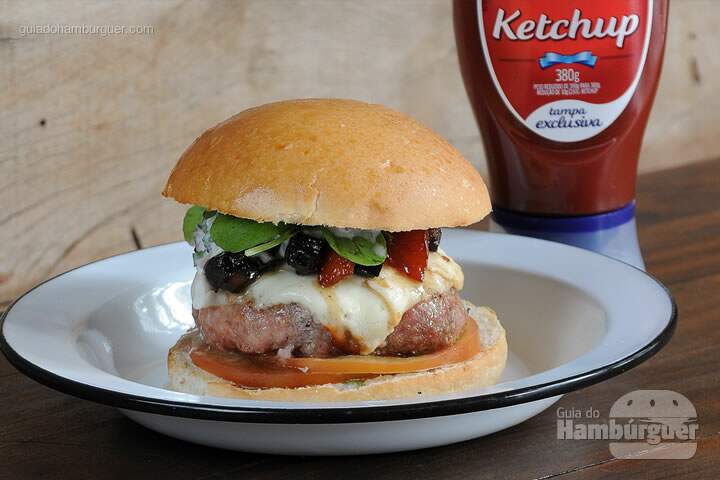 Bah Burger Hambúrguer de cordeiro, relish de berinjela, queijo feta, e molho de iogurte com alho, no pão de hambúrguer -  R$33,00