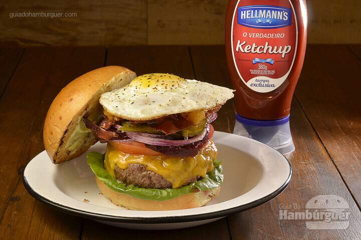 Aussie Burger: Hambúrguer de fraldinha com relish de abacaxi, beterraba em conserva, pickles, tomate, alface e ovo frito, no pão de hambúrguer - R$ 32 - SP Burger Fest