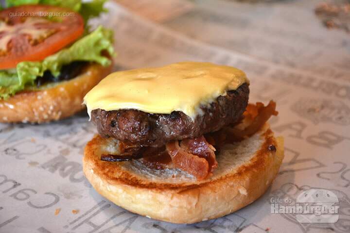 Hambúrguer, bacon, alface e tomate - Stunt Burger