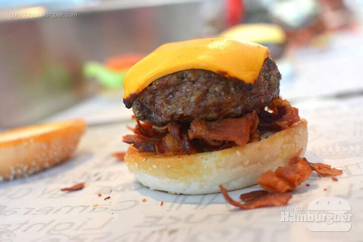 Hambúrguer, bacon e queijo cheddar - Stunt Burger