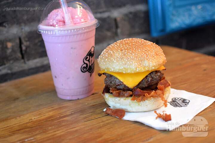 Cheese bacon e milk shake de morango  - Stunt Burger