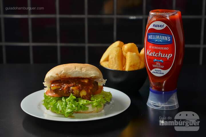 Clube Vegano: Hambúrguer de soja, queijo vegano, alface, tomate e carne louca vegana, no pão de hambúrguer. Acompanha batata rústica e maionese vegana. - R$ 29 - SP Burger Fest