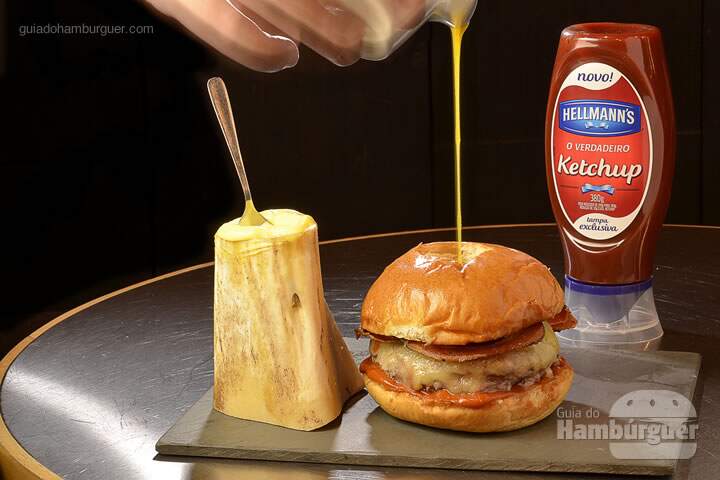 OX Burger: Pão artesanal tipo brioche, ketchup de pimentas doces e framboesa curtido em barril de umburana, hambúrguer com blend de queijos e pimenta jalapeño criado pelo chef, bacon de cordeiro. Acompanha maionese de tutano e gema morna. - R$ 37 - SP Burger Fest