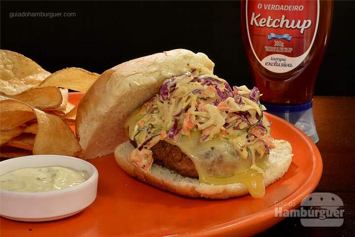Super Pork Burger: Hambúrguer de carne de porco temperado com ervas e especiarias, queijo emmental e coleslaw. - R$ 32 - SP Burger Fest
