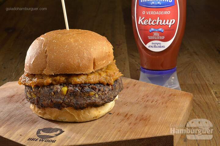 Pretinho Veggie Burger: Hambúrger de 150g de feijão preto e milho, molho de abóbora e salada simples (alface romana, tomate e cebola roxa crua). - R$ 20 - SP Burger Fest