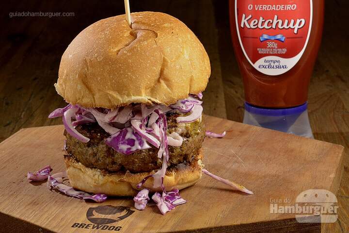 Redneck Burger: Hambúrger de 180g, queijo muçarela, Carolina Gold Sauce (molho de mostarda adocicado), salada de repolho roxo, cebola roxa e beterraba e molho Alabama White (molho apimentado). - R$ 25 - SP Burger Fest