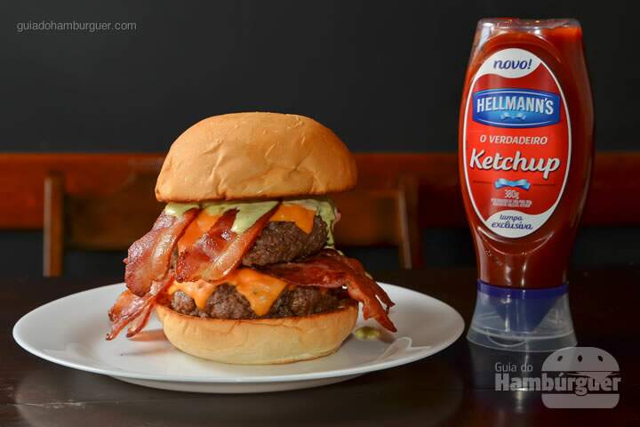 Winchester: Dois hambúrgueres de 200g de blend bovino, com cheddar, bacon e molho especial, no pão de hambúrguer tradicional. - R$ 31,90 - SP Burger Fest