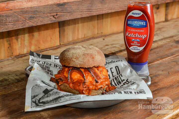 Bud American Bacon: Hambúrguer de carne de 180g, queijo cheddar, fatias de bacon e um delicioso molho american sauce, no pão australiano. - R$ 26 - SP Burger Fest