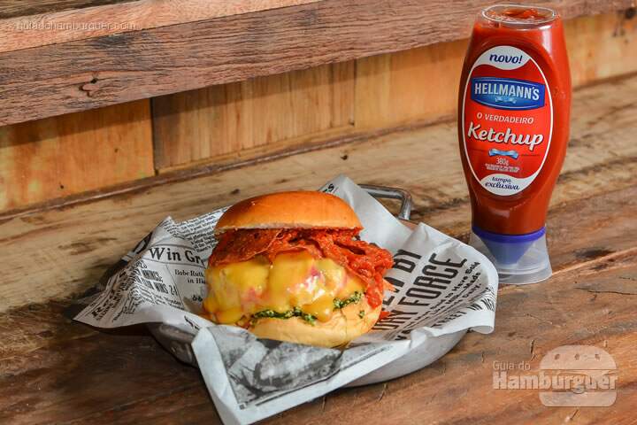 Dimaggios Peperoni: Hambúrguer de carne de 180g, queijo do reino, peperoni chapeado, pesto de manjericão e um delicioso molho rústico, no pão de brioche. - R$ 28 - SP Burger Fest