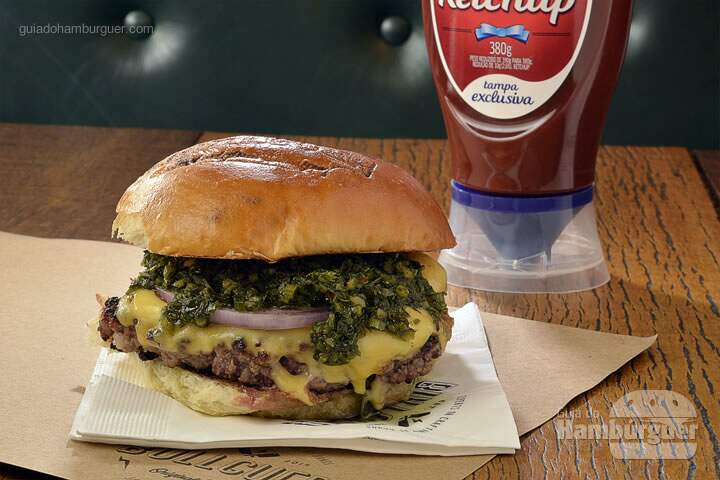 Mujica: Hambúrguer de carne 100% black angus, queijo prato, cebola roxa e molho chimichurri. -  R$ 20  - SP Burger Fest