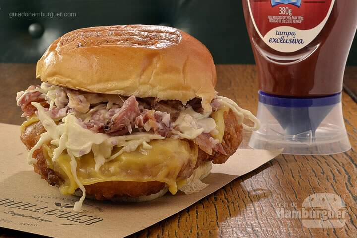 French Bulldog: Hambúrguer de carne de frango empanada, maionese de bacon e coleslaw. - R$ 20 - SP Burger Fest