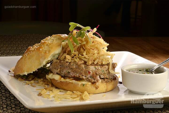 Hambúrguer de Leitoa: Hambúrguer de leitoa, chips de cebola, no pão caseiro de cebola. - R$ 39 - P Burger Fest