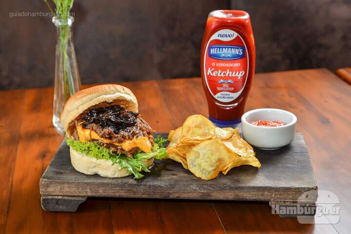 Costela Burger: Hambúrguer de costela, com cebola caramelizada, cheddar, bancon e molho de pimenta negra, servido no pão de hambúrguer e acompanhado de chips de batata doce. - R$ 38 - SP Burger Fest