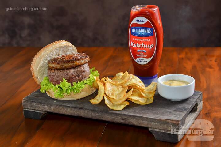 Rossini Burger: Hambúrguer de filet mignon, com escalope de foie gras e maionese de trufa negra, servido no pão com gergelim e acompanhado de chips de batata doce. - R$ 62 - SP Burger Fest