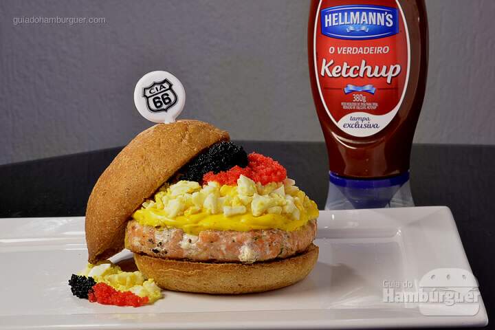 Skyline: Hambúrguer de salmão, maionese Hellmann’s açafrão, ovos cozidos e caviar. - R$ 45 - SP Burger Fest