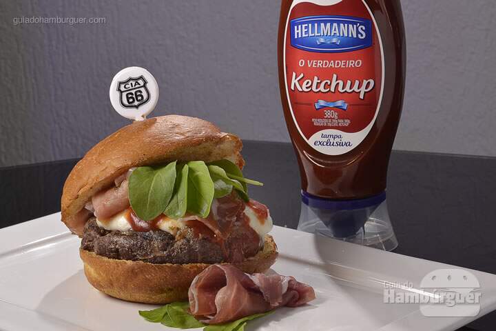 Hummer: Hambúrguer de carne, ketchup Hellmann’s e BBQ, flambados com Wild Turkey Bourbon, mozzarella de búfala, rúcula, tomate seco, presunto cru e azeite trufado. - R$ 40 - SP Burger Fest