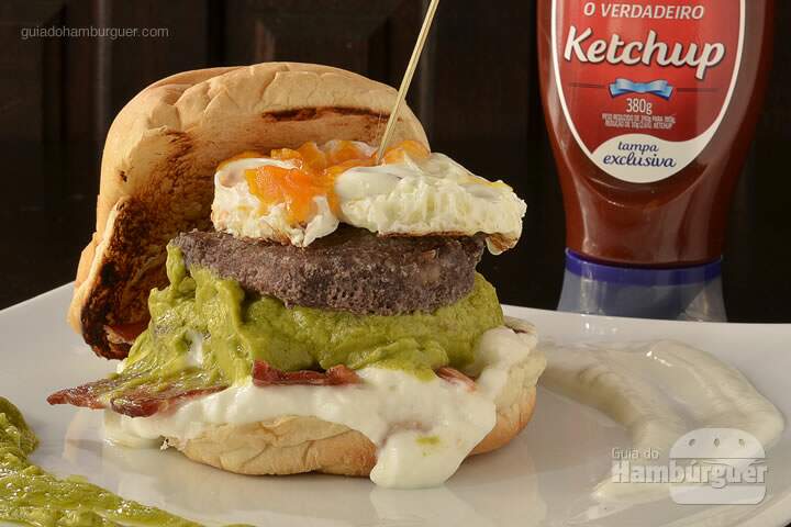Marola: Hambúrguer bovino de 180g, bacon, ovo, creme azedo e guacamole, no pão de hambúrguer. - R$ 35 - SP Burger Fest