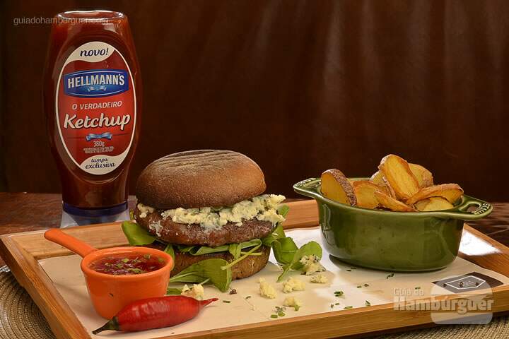 Blue Cheese Deli R$ 38,00 Pāo australiano com hambúrguer de Kobe grelhado com melaço de pimenta e queijo gorgonzola Saint Agur em cama de baby rúcula. Acompanha batata chips à parte. - SP Burger Fest