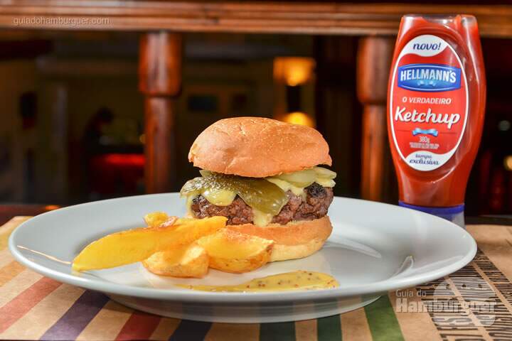 Raclete Burger: Hambúrguer de 150g de blend da casa, queijo raclete e pepino. - R$ 25 - Sp Burger Fest