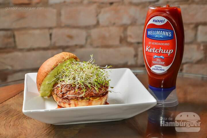 Grand Prix: Hambúrguer vegetariano de arroz vermelho, com pasta de avocado e gorgonzola ao molho de jabuticaba, guarnecido com broto de alfafa, no clássico pão de hambúrguer. - R$ 27 - SP Burger Fest