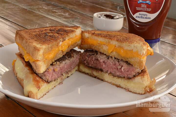 Cheese and Burger: Hambúrguer de 140g com cortes de carnes especiais do chef no meio de dois sanduíches de queijo quente, um de mozzarella e outro de cheddar, grelhados com manteiga artesanal e acompanhado de barbecue da casa. -  R$ 27  - SP Burger Fest