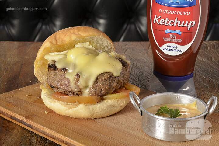 Cest pas Japonês: Hambúrguer de Kobe Beef de 200g, com queijo camembert, acompanhado de um suave molho de pickles e especiarias. - R$ 34,90 - SP Burger Fest