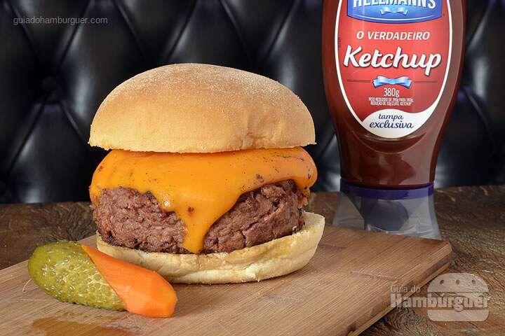 Houston 205: Hambúrguer de 200g do autêntico pastrami, queijo cheddar inglês derretido, mostarda dijon, em um pão de milho fresquinho. - R$ 28,90 - SP Burger Fest