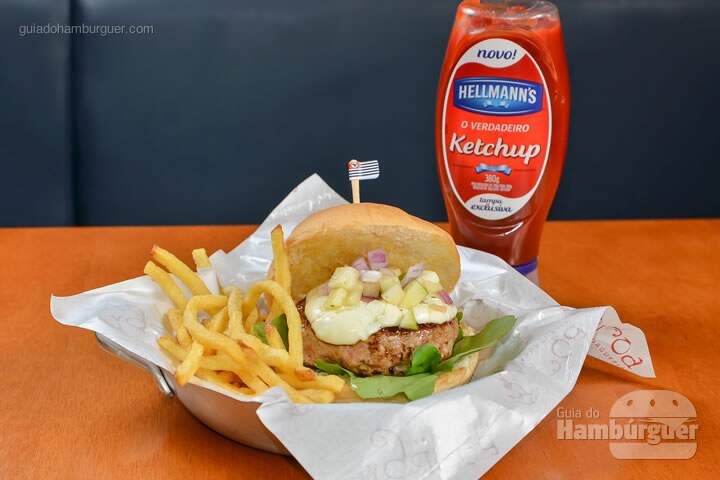Porco Paulista: Delicioso hambúrguer de porco, agrião, cream cheese, vinagrete de maçã verde com pão de hambúrguer de brioche. Acompanha fritas bem sequinhas. - R$ 29,90 - SP Burger Fest