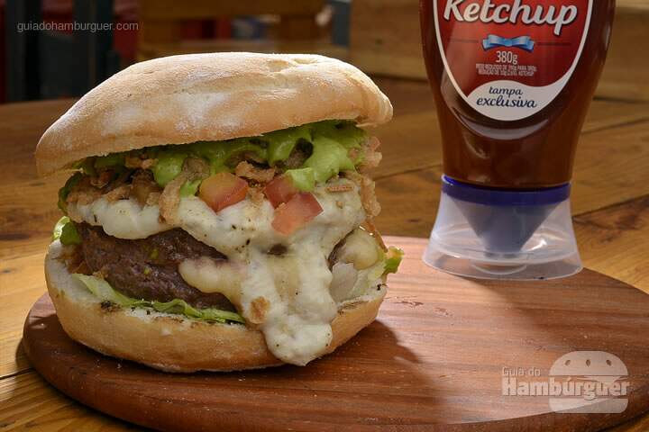 Smoked Burguer : Hambúrguer de 240g recheado com queijo muçarela, coberto com mix de três queijos, maionese Hellmann's defumada, cebola crispy, alface americana e tomate, servido no pão ciabata - R$ 27 - SP Burger Fest