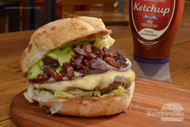 Bárbaro bacon: Hambúrguer de 180g, temperado com mostrada de cerveja escura Hellmann's, coberto com queijo emmental, geleia de bacon, alface e cebola roxa. - R$ 25 - SP Burger Fest