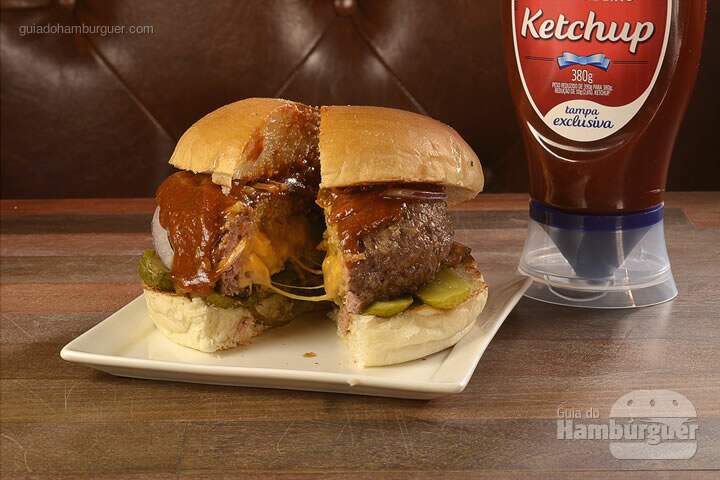 Juicy Lucy: Hambúrguer de 160g recheado com cheddar e queijo prato, picles, cebola roxa e ketchup Hellmann's temperado com curry. -  R$ 26  - SP Burger Fest