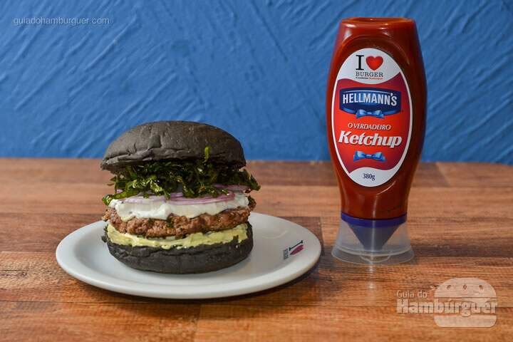 Cheik: Hambúrguer de kafta, cebola roxa in natura, couve crispy e maionese de coalhada, no pão de hambúrguer preto. - R$ 21,45 - SP Burger Fest