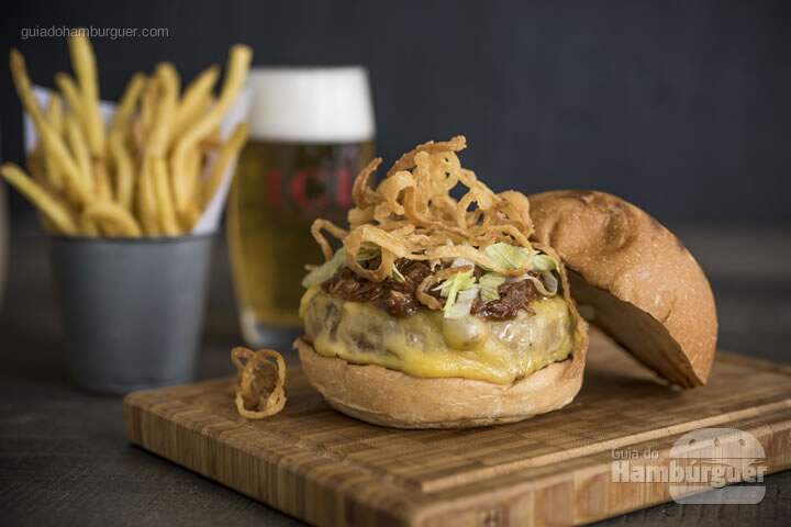 Le Cochon Burger: Hambúrguer de 150g,  queijo estepe, paleta de porco desfiada, molho barbecue, cebola crocante e alface americana. Acompanha fritas fininhas Brasserie. -  R$ 32  - SP Burger Fest