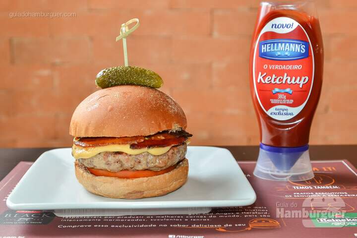 Brooklyn Style : Pão australiano, rodelas de tomate, hambúrguer de 200g, welsh rarebit com mostarda Hellmann's e candied baco. - R$ 34 - SP Burger Fest