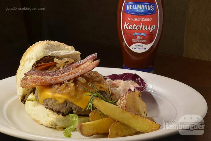 Hambúrguer au Cheddar e Coleslaw: Hambúrguer de carne, no pão de gergelim, com picles fatiados, queijo cheddar, cebola, alface, tomate servido com molho coleslaw e batatas rústicas. - R$ 38 - SP Burger Fest