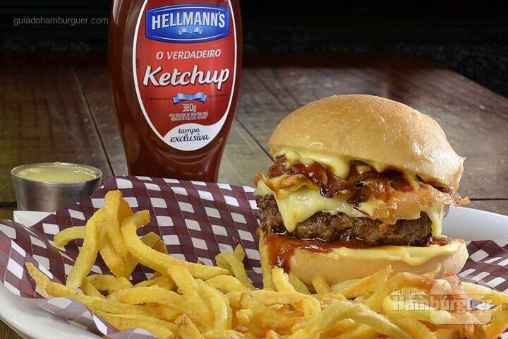 Le Blend Burger: Hambúrguer de 200g de blend de carnes nobres (picanha, alcatra e paleta de cordeiro), cheddar inglês, bacon, mayonaise de La Maison, páprica picante, no pão burger da Mr. Baker et frites Maison. R$ 38 - SP Burger Fest