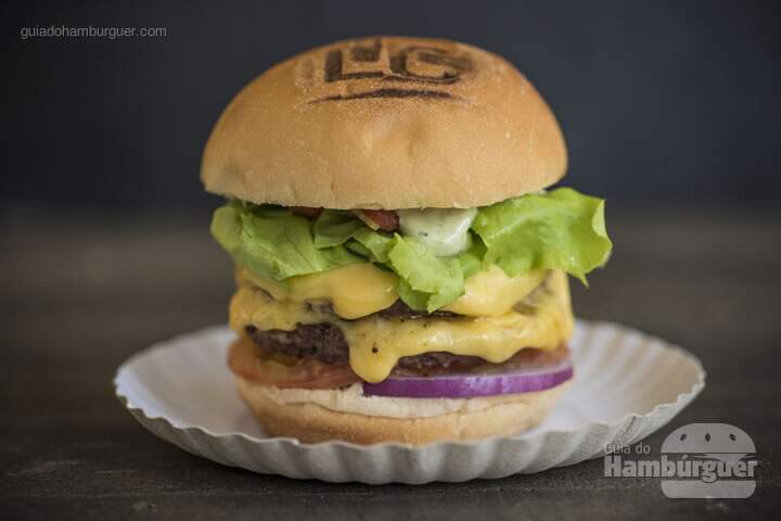Duplo Xissa: Um bacanérrimo X-Salada com 2 burgers 100% Angus, queijo, maionese da casa e picles de cebola roxa. - R$ 29 - SP Burger Fest